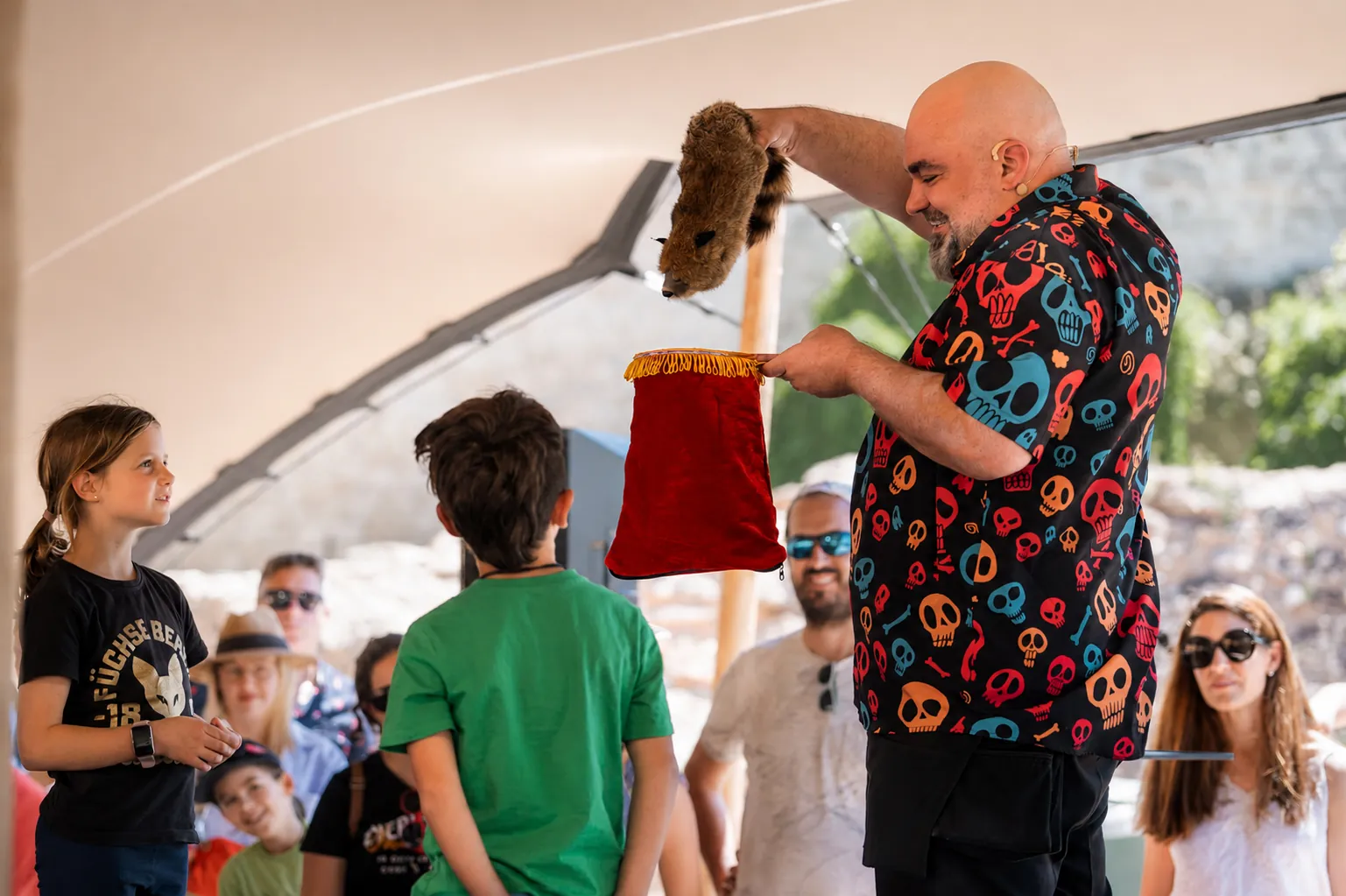 Enzo Lorenzo haciendo magia de cerca en una celebración privada