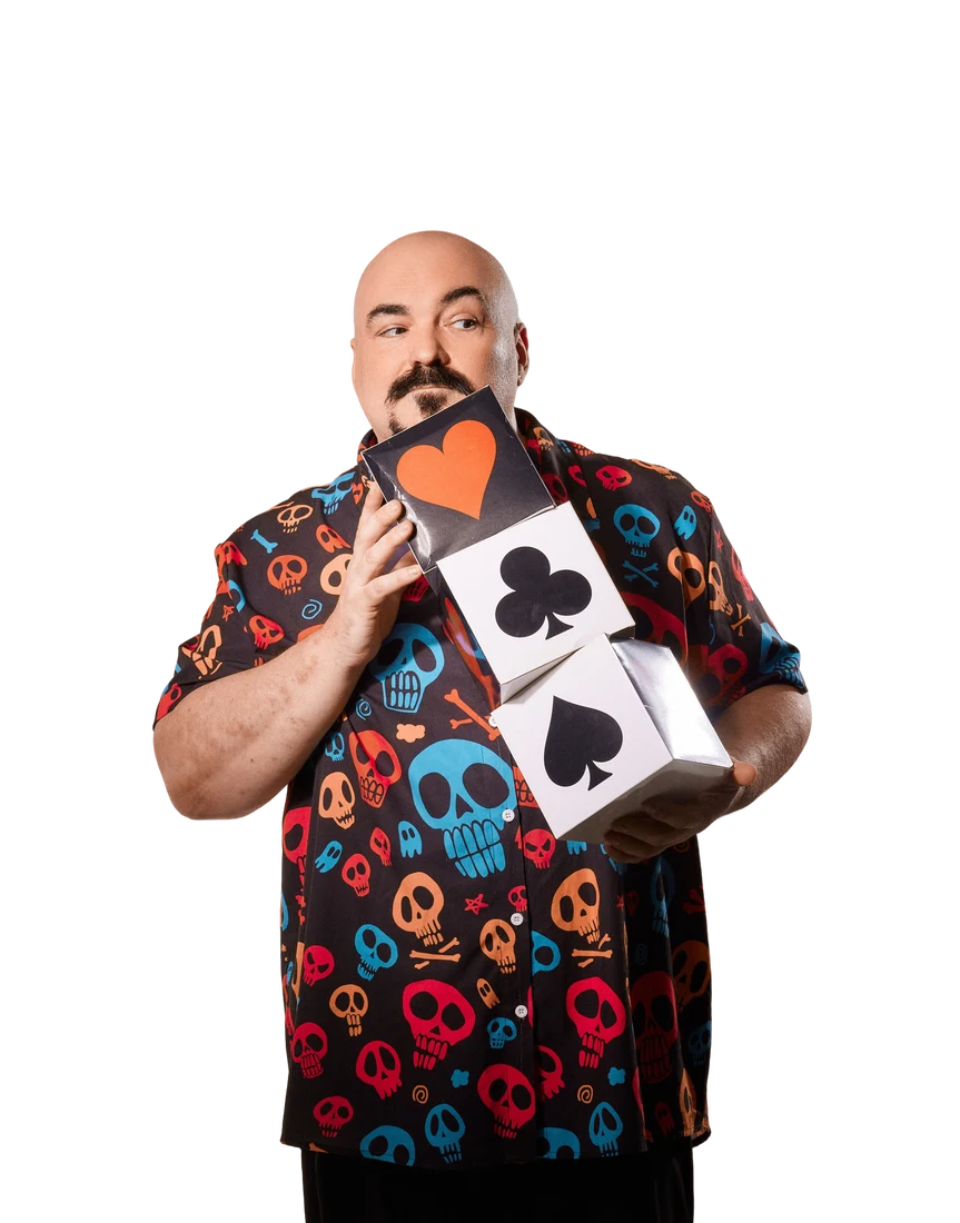 Enzo Lorenzo con cartas de ilusionismo